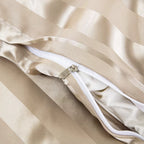Gros plan sur la fermeture éclair blanche d'une housse de couette en satin beige champagne