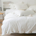 housse de couette coton blanche sur un lit, autre angle