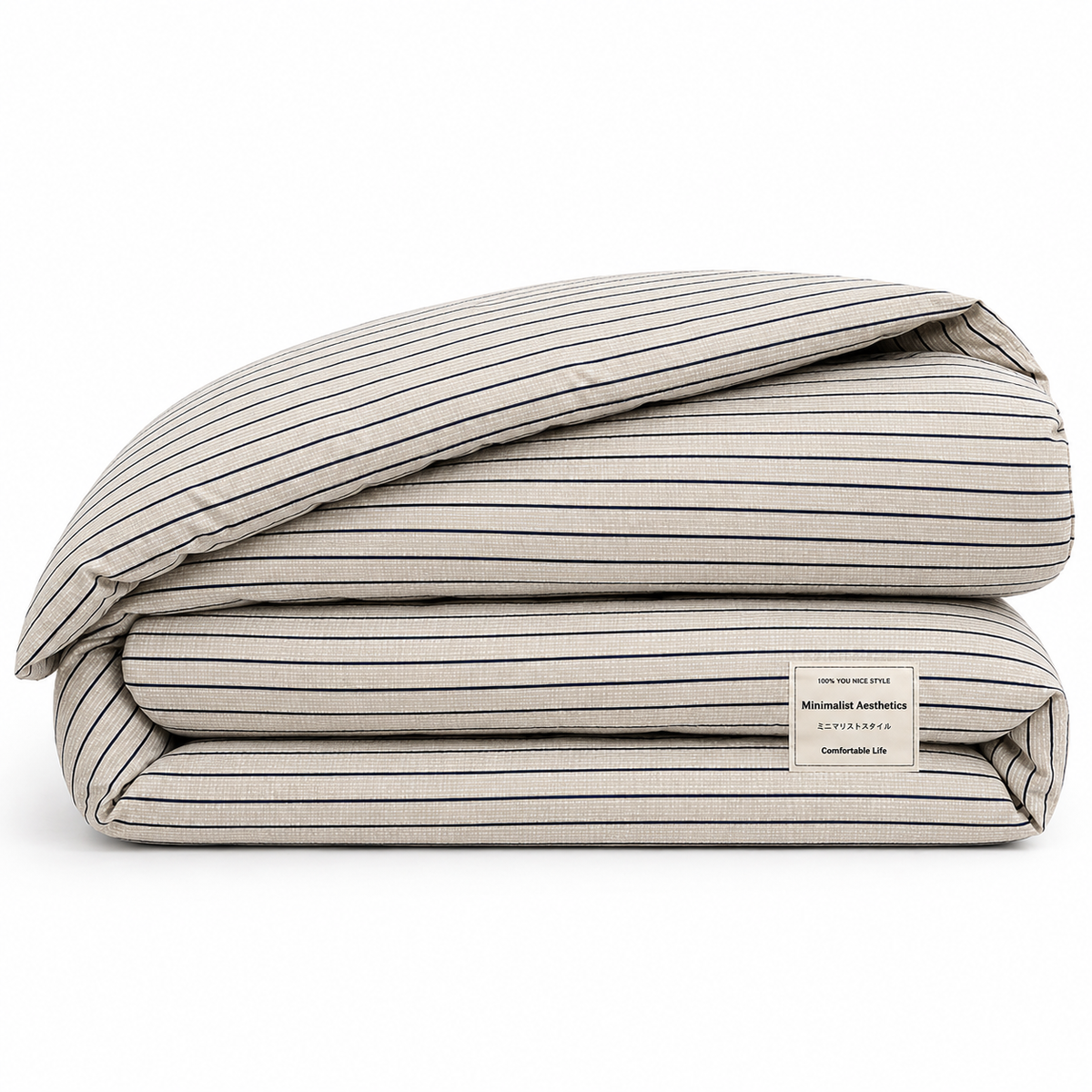 Housse de couette en coton écru à fines rayures noires pliée, avec étiquette cousue sur fond blanc