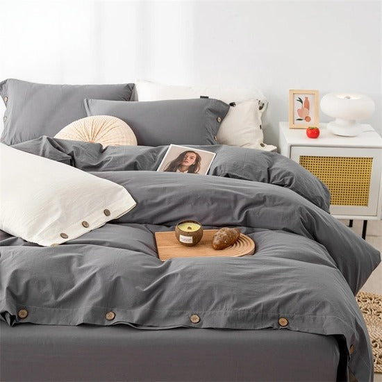 housse de couette coton grise sur un lit, autre angle