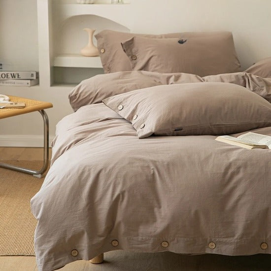 housse de couette coton taupe sur un lit