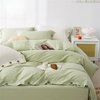 housse de couette coton vert clair sur un lit