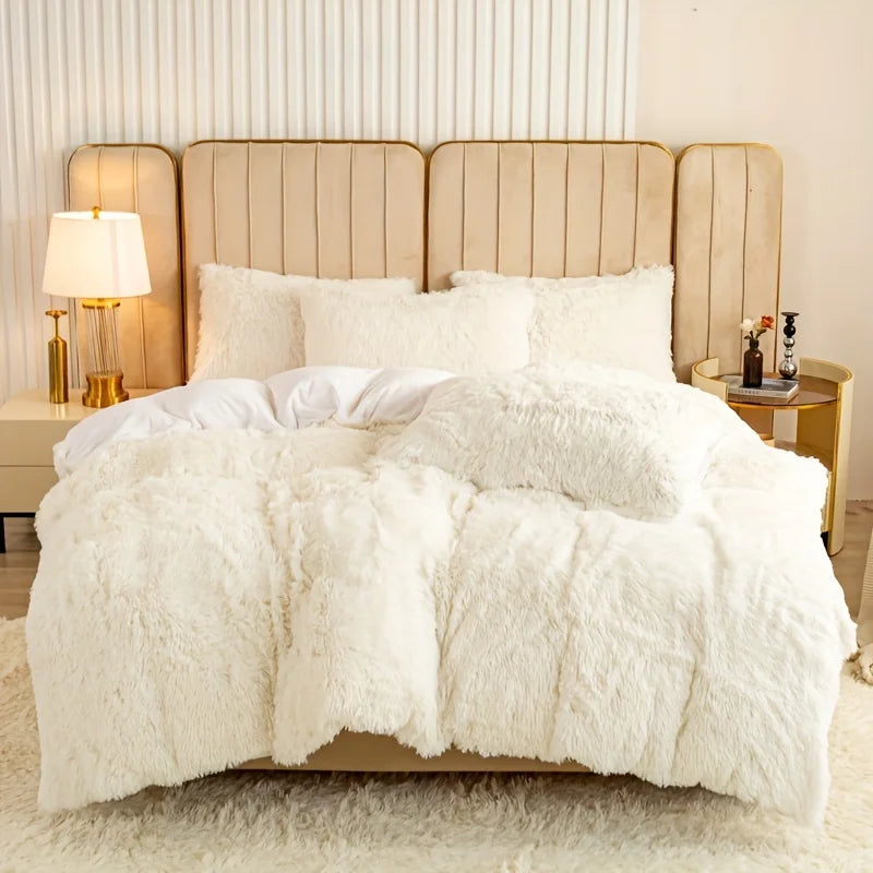 Housse de couette effet fourrure blanc crème à poils longs sur un lit, avec taies assorties