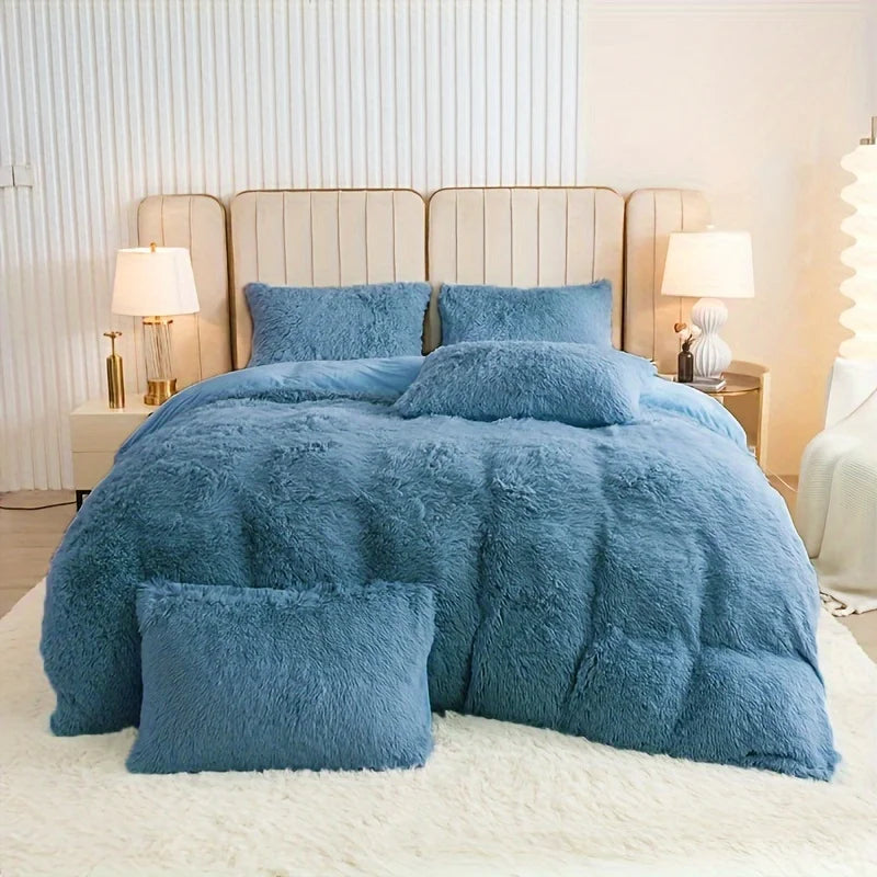 Housse de couette effet fourrure bleu moyen à poils longs sur un lit, avec taies assorties