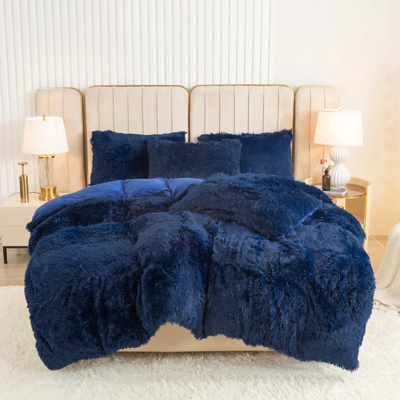 Housse de couette effet fourrure bleu marine à poils longs sur un lit, avec taies assorties