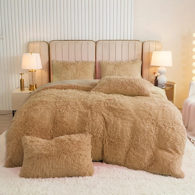 Housse de couette effet fourrure camel à poils longs sur un lit, avec taies d'oreiller assorties