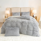 Housse de couette effet fourrure gris clair à poils longs sur un lit, avec taies assorties