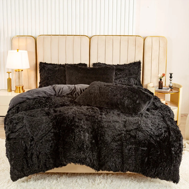 Housse de couette effet fourrure noire à poils longs sur un lit, avec taies d'oreiller assorties