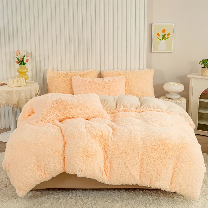 Housse de couette effet fourrure pêche à poils longs sur un lit, avec taies d'oreiller assorties