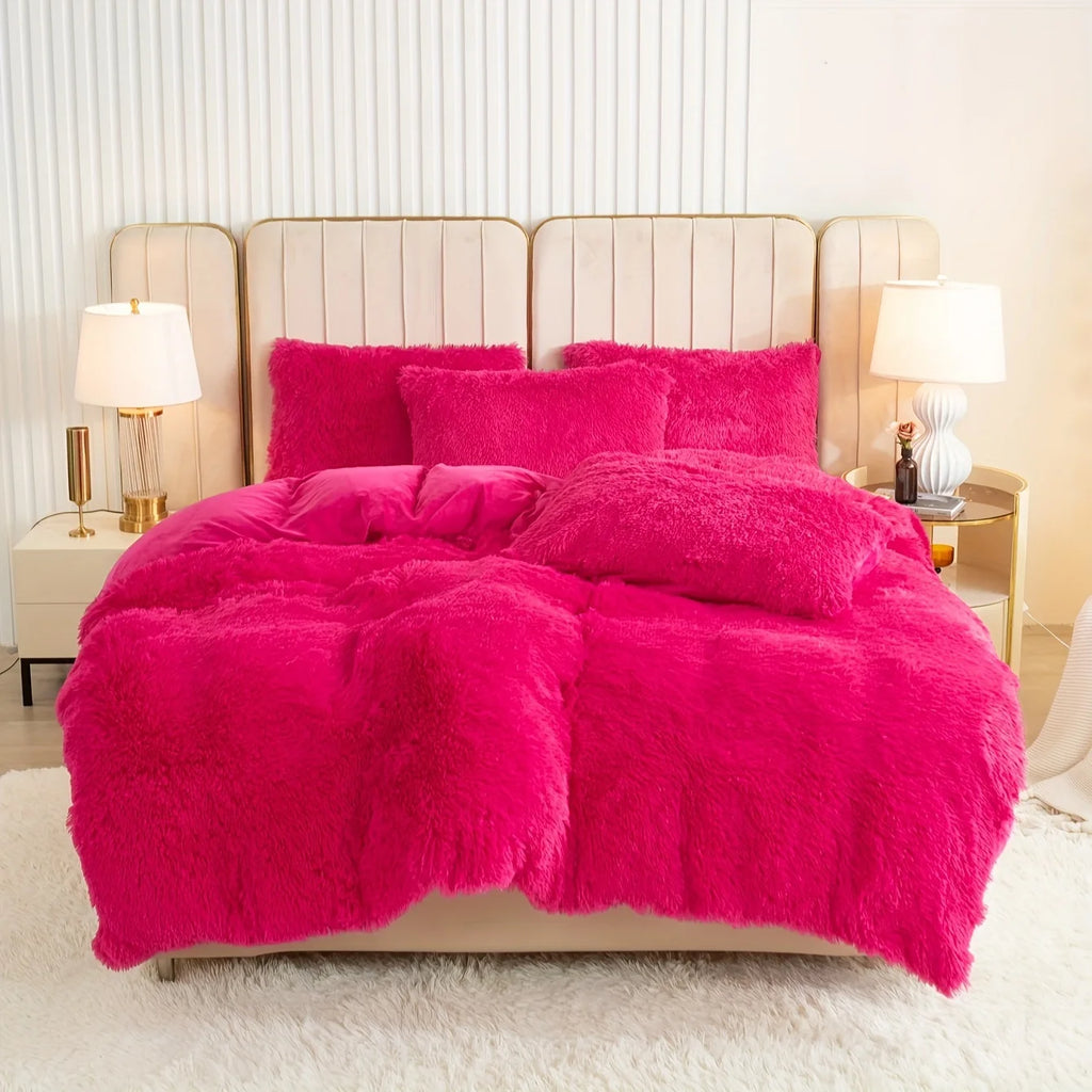 Housse de couette effet fourrure rose fuchsia à poils longs sur un lit, avec taies assorties