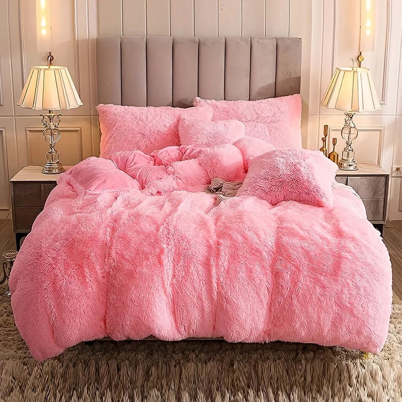 Housse de couette effet fourrure rose à poils longs sur un lit, vue de face avec taies assorties