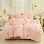 Housse de couette effet fourrure rose pâle à poils longs sur un lit, avec taies d'oreiller assorties