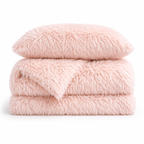 Housse de couette effet fourrure rose pâle à poils longs pliée, avec taie d'oreiller assortie