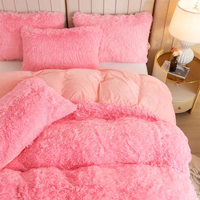 Housse de couette effet fourrure rose à poils longs avec revers rose uni, vue rapprochée sur un lit