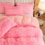Housse de couette effet fourrure rose à poils longs avec revers rose uni, vue rapprochée sur un lit