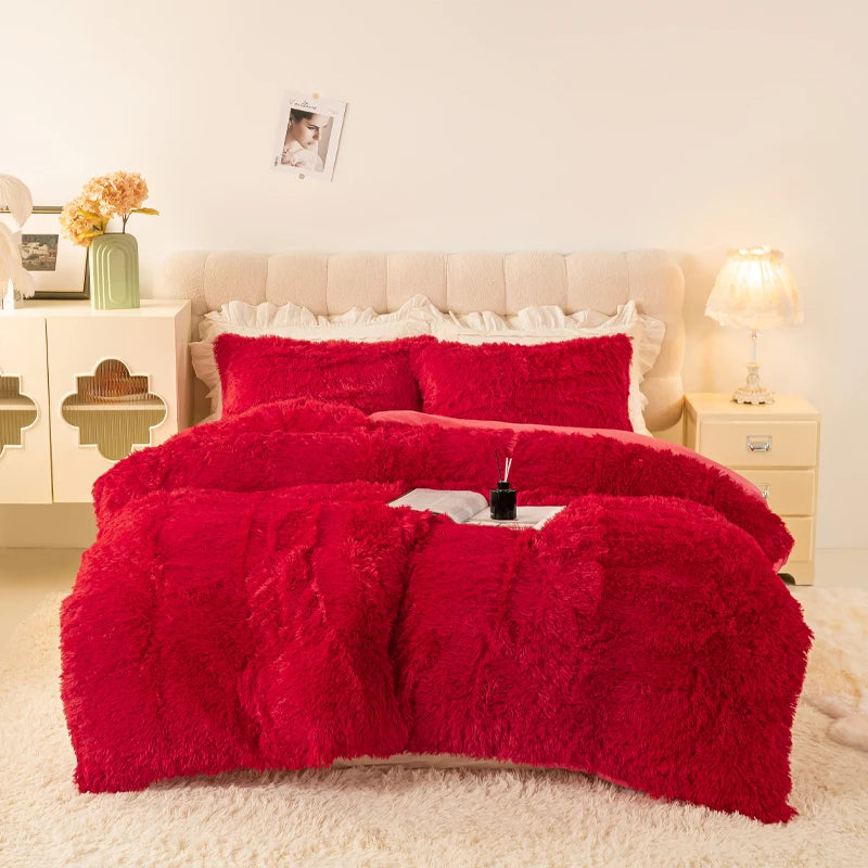 Housse de couette effet fourrure rouge à poils longs sur un lit, avec taies d'oreiller assorties