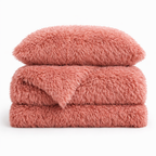 Housse de couette effet fourrure vieux rose à poils longs pliée, avec taie d'oreiller assortie