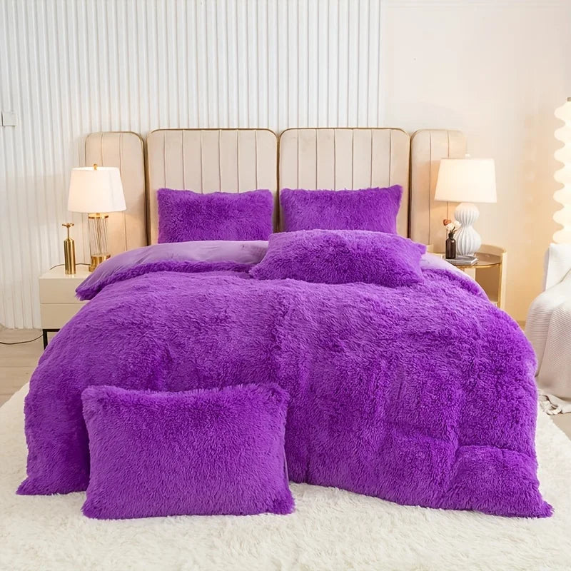 Housse de couette effet fourrure violette à poils longs sur un lit, avec taies d'oreiller assorties