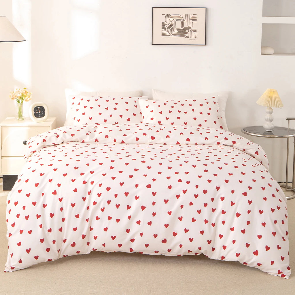 housse de couette fille blanche motif cœur rouge sur un lit, autre angle
