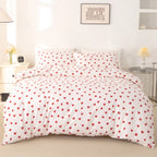 housse de couette fille blanche motif cœur rouge sur un lit, autre angle