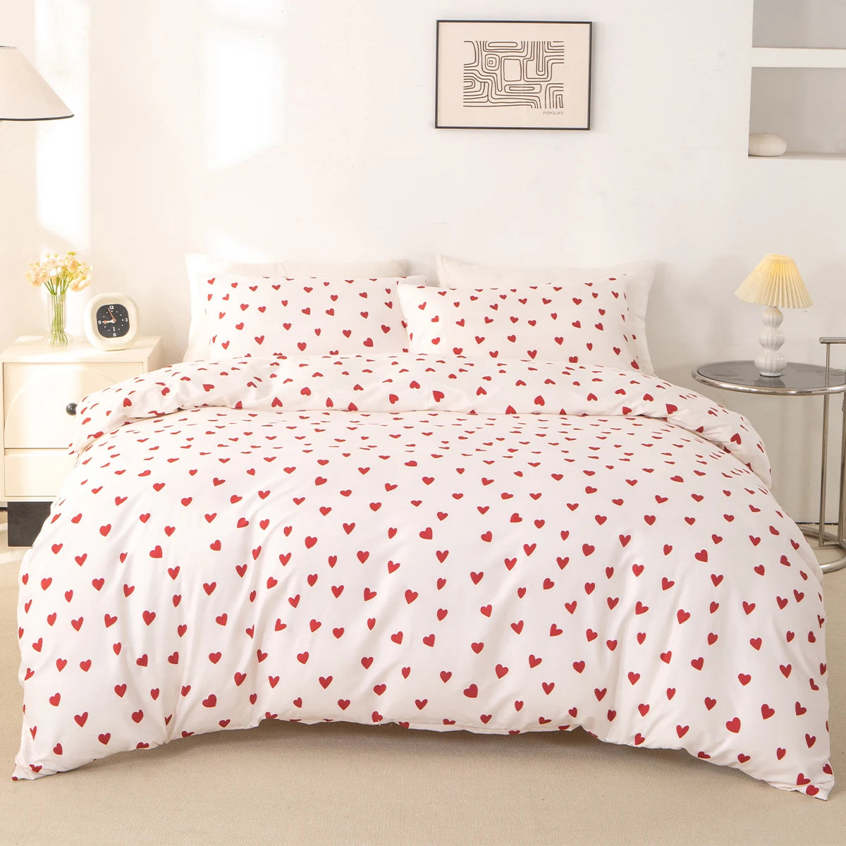 housse de couette fille blanche motif cœur rouge sur un lit, autre angle