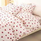 housse de couette fille blanche motif cœur rouge sur un lit