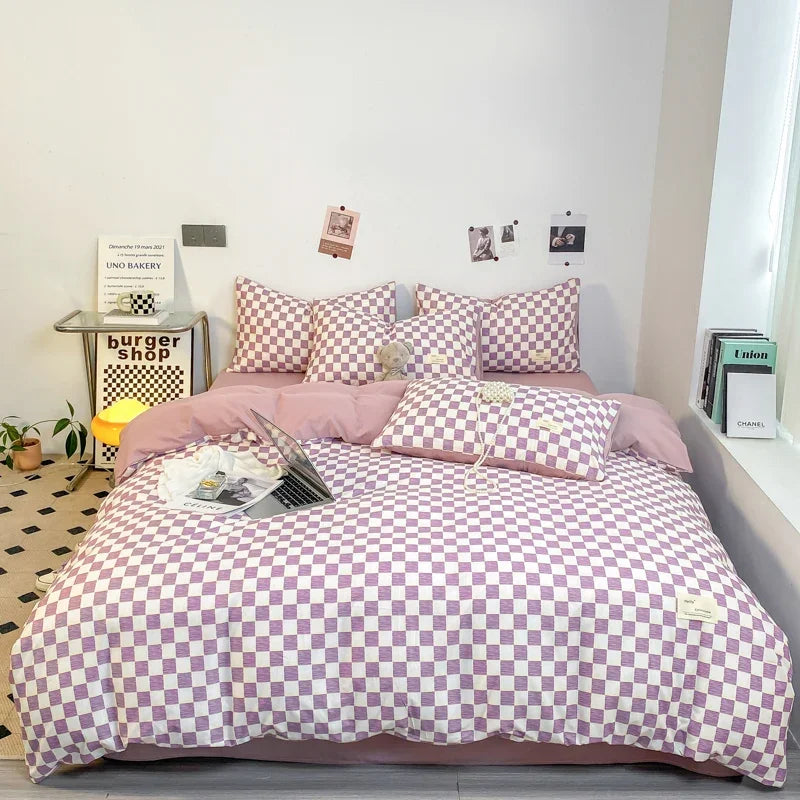 housse de couette fille motif damier sur un lit
