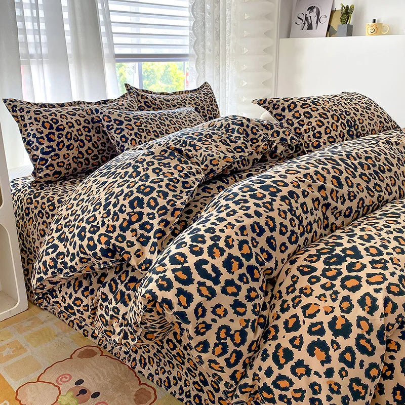 housse de couette fille motif léopard sur un lit, autre angle