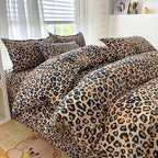 housse de couette fille motif léopard sur un lit, autre angle