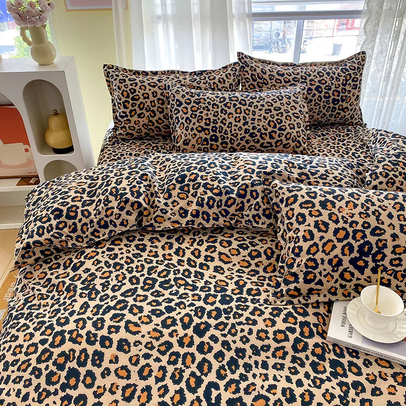 housse de couette fille motif léopard sur un lit