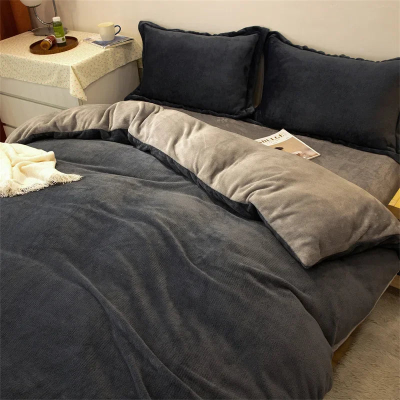 Housse de couette en flanelle gris anthracite à revers gris clair, sur un lit avec taies assorties