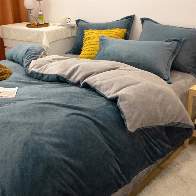Housse de couette en flanelle bleu gris à revers gris clair, sur un lit avec taies assorties