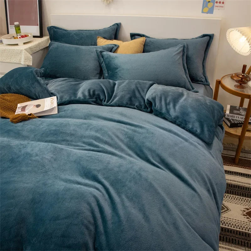 Housse de couette en flanelle bleu pétrole unie sur un lit, avec taies d'oreiller assorties