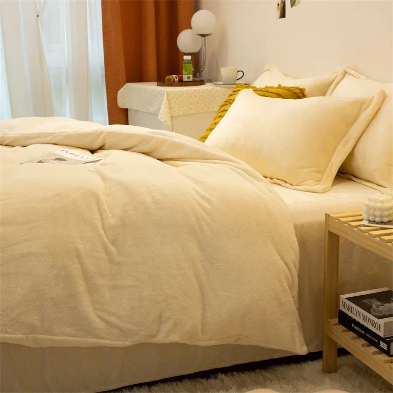 Housse de couette en flanelle crème vanille unie sur un lit, avec taies d'oreiller assorties