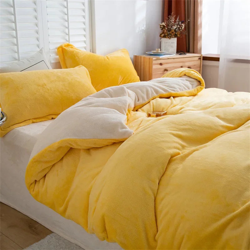 Housse de couette en flanelle jaune à revers gris clair, sur un lit avec taies d'oreiller assorties