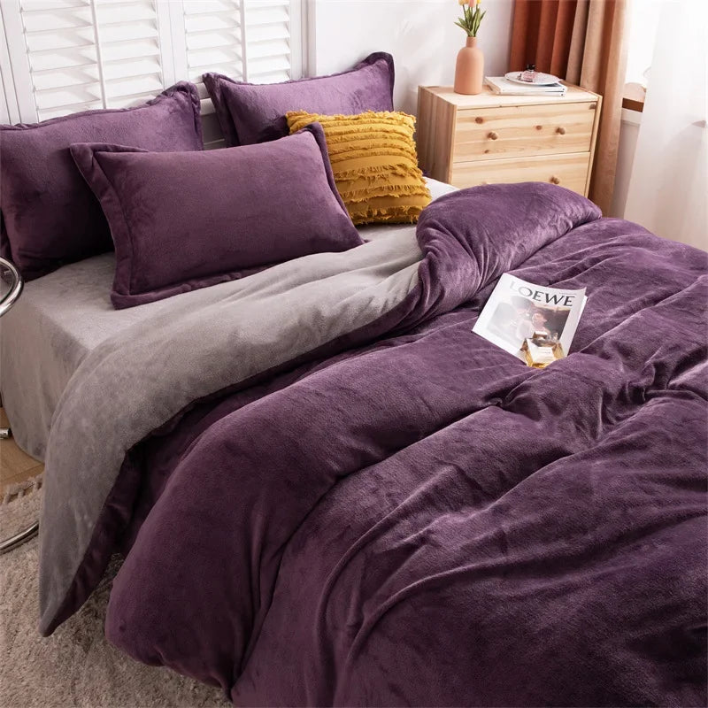 Housse de couette en flanelle prune à revers gris clair, sur un lit avec taies d'oreiller prune