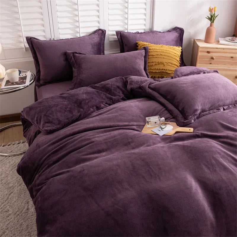 Housse de couette en flanelle prune unie à l'aspect velours, sur un lit avec taies assorties