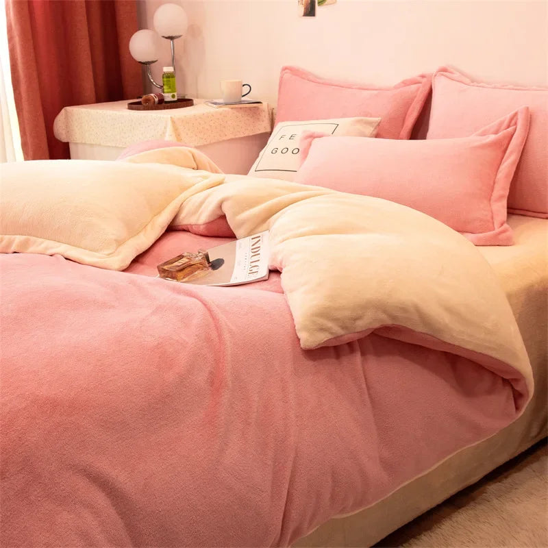 Housse de couette en flanelle rose corail à revers crème, sur un lit avec taies d'oreiller assorties