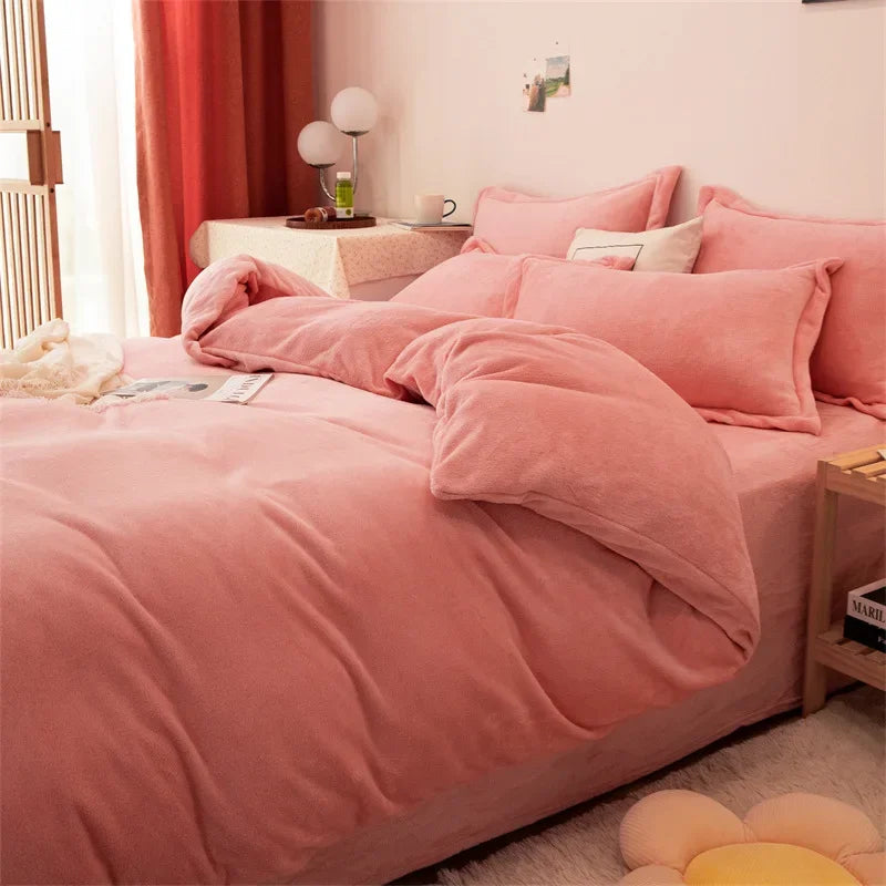 Housse de couette en flanelle rose corail unie sur un lit, avec taies d'oreiller assorties