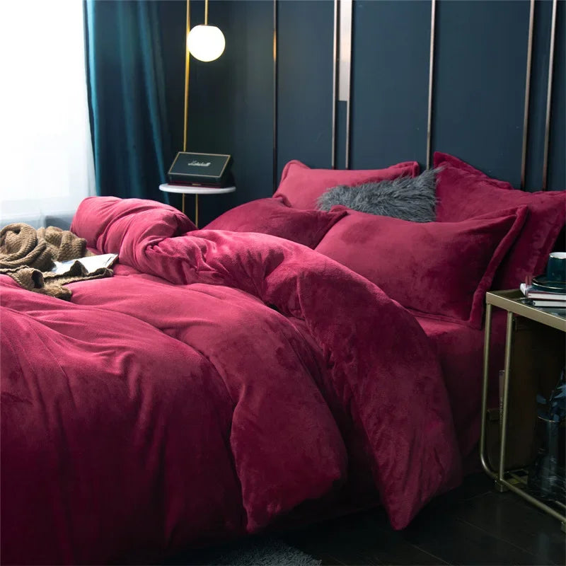 Housse de couette en flanelle rouge framboise à l'aspect velours, sur un lit avec taies assorties