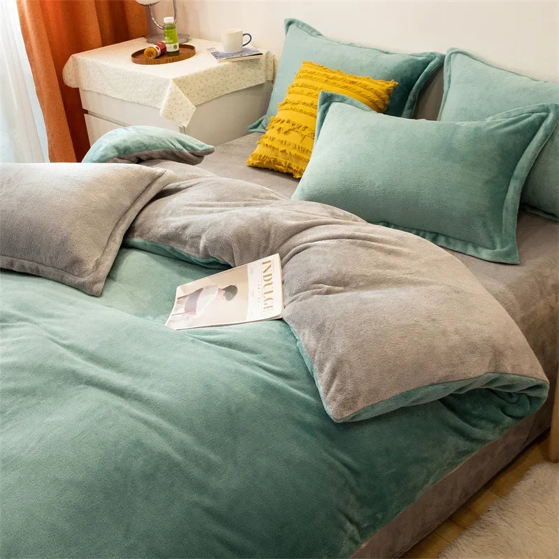 Housse de couette en flanelle vert d'eau à revers gris, sur un lit avec taies d'oreiller assorties