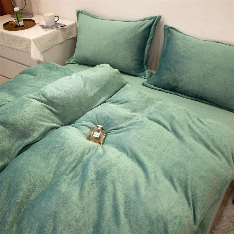 Housse de couette en flanelle vert d'eau unie à l'aspect velours, sur un lit avec taies assorties