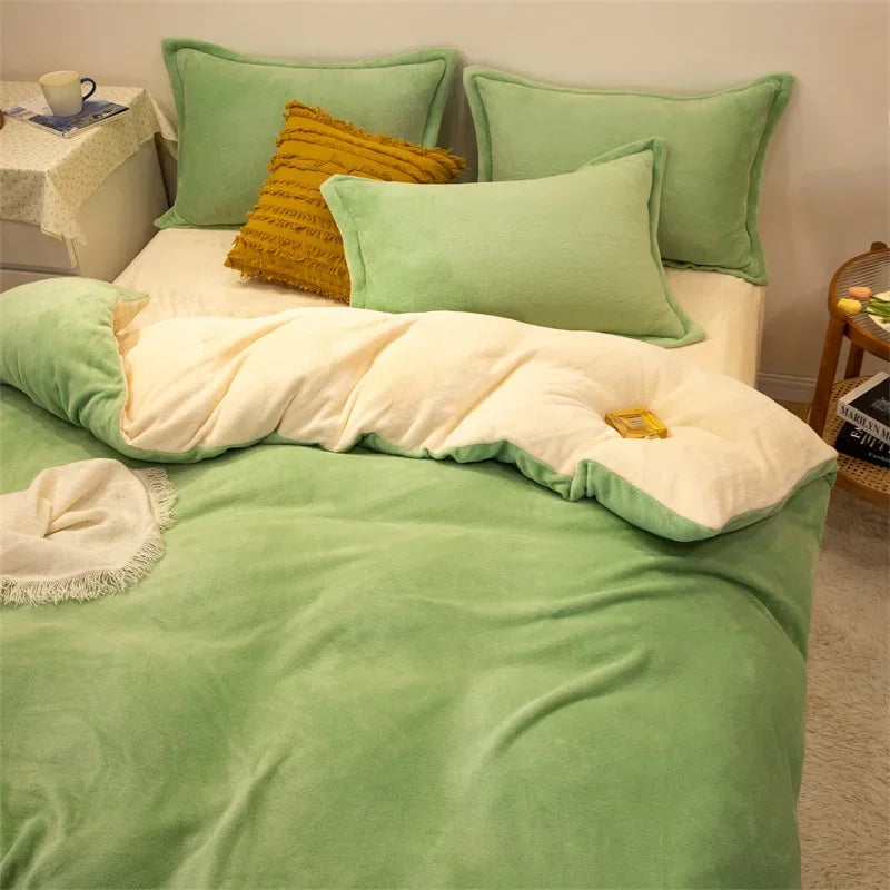 Housse de couette en flanelle vert tilleul à revers crème, sur un lit avec taies assorties