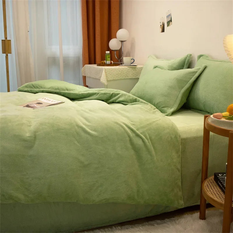 Housse de couette en flanelle vert tilleul unie sur un lit, avec taies d'oreiller assorties