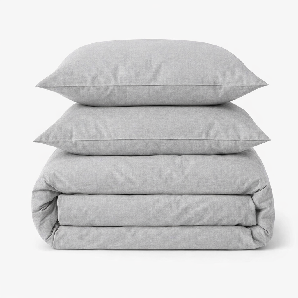 Housse de couette en percale de coton gris chiné pliée avec deux taies d'oreiller assorties