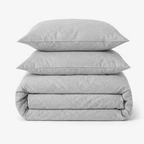 Housse de couette en percale de coton gris chiné pliée avec deux taies d'oreiller assorties