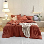 Housse de couette et taies d'oreiller en percale de coton terracotta sur un lit, vue de face