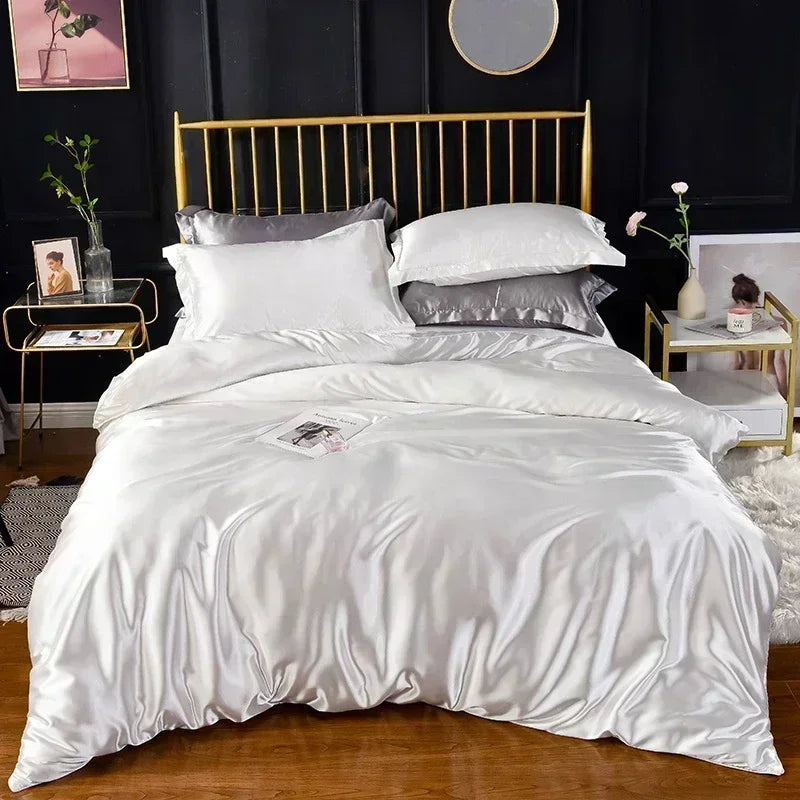 housse de couette satin blanc sur un lit