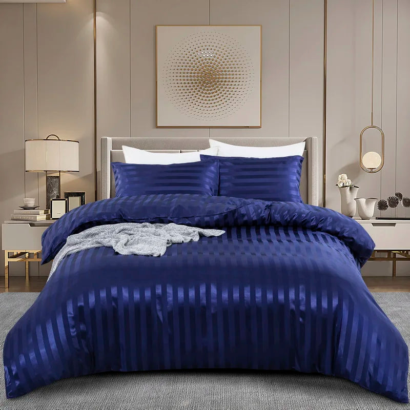 Housse de couette en satin bleu marine à rayures ton sur ton sur un lit, vue de face avec taies