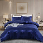 Housse de couette en satin bleu marine à rayures ton sur ton sur un lit, vue de face avec taies